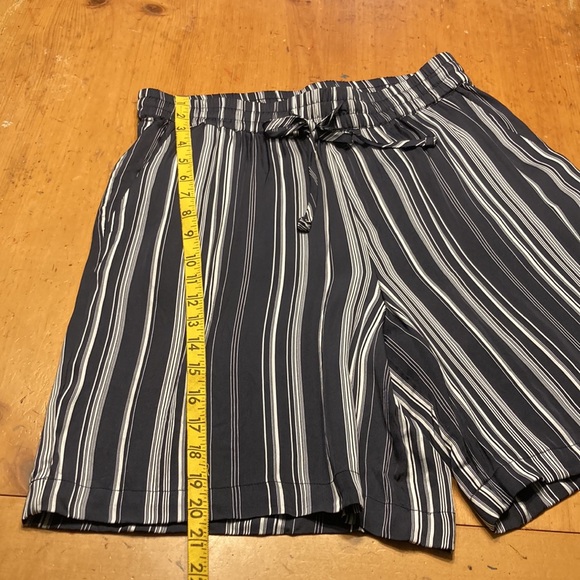 Ann Taylor LOFT Black & White Striped Shorts New - Picture 6 of 10